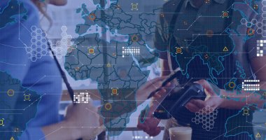 Ödeme terminalini kullanan insanların dünya haritası. Küresel iş, finans, veri işleme ve dijital arayüz kavramı dijital olarak oluşturuldu.