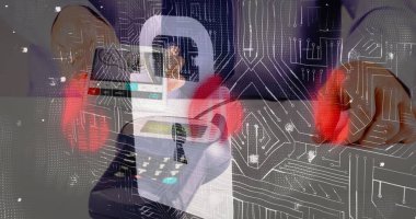 Akıllı telefondan ödeme yapan ellerle veri işleme görüntüsü. Küresel iş ve dijital arayüz kavramı dijital olarak oluşturulmuş görüntü.