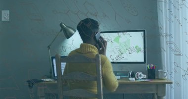 Akıllı telefon kullanan Afro-Amerikan iş kadınının veri işleme görüntüsü. Küresel iş ve dijital arayüz kavramı dijital olarak oluşturulmuş görüntü.