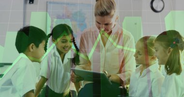 Öğretmenleri ve öğrencileri sınıftaki tabletlerin etrafında toplanıyor, dünya haritası ve saati ile. Eğitim, öğrenim, işbirliği, teknoloji, sınıf, takım çalışması, modern