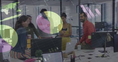 Toplantıdaki iş adamları üzerinde istatistik ve mali veri işleme görüntüsü. Küresel iş başarısı ve bağlantılar konsepti dijital olarak oluşturulmuş görüntü.