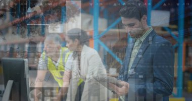 Depodaki çeşitli işçilerin veri işleme görüntüsü. küresel iş ve dijital arayüz kavramı dijital olarak oluşturulmuş görüntü.