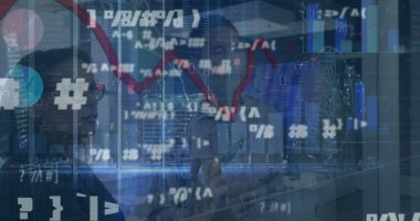 Çeşitli iş adamlarının konuştuğu veri işleme görüntüsü. Küresel iş ve dijital arayüz kavramı dijital olarak oluşturulmuş görüntü.