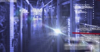 Sunucuların üzerindeki veri işleme ve ışıkların görüntüsü. Bilgisayarlar, ağ, veri işleme ve teknoloji konsepti dijital olarak oluşturuldu.