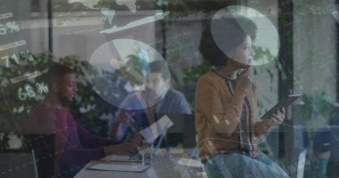 Çeşitli iş adamlarının konuştuğu veri işleme görüntüsü. Küresel iş ve dijital arayüz kavramı dijital olarak oluşturulmuş görüntü.