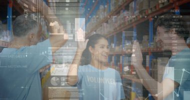 İnsanların anahtar sözcükler ve veri deposu üzerinden veri işleme görüntüsü. Genel gönderim ve bağlantılar konsepti dijital olarak oluşturuldu.