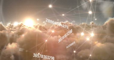 Gökyüzünde bulutlarla işlenen bağlantı ağı ve veri görüntüsü. Küresel iş ve dijital arayüz kavramı dijital olarak oluşturulmuş görüntü.