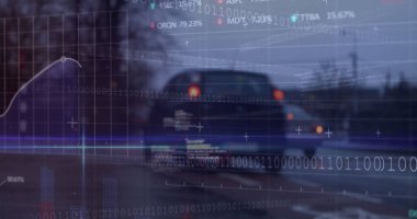 Sedan alacakaranlıkta çift şeritli yolda ilerliyor, ikili kod örtüsü ve analitik veri örtüsüyle. Teknoloji, ulaşım, analitik, veri, dijital, otomotiv, hareket