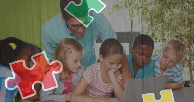 Kafkas erkek öğretmen ve öğrencilerin okulda dizüstü bilgisayar kullanmaları konusunda yapboz ve insan kafası ikonu. Otizm ve okul eğitimi kavramı