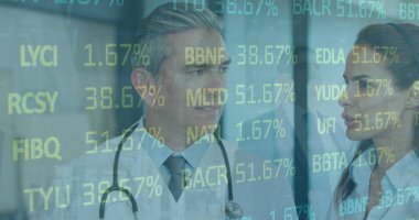 Kafkas doktorların konuştuğu veri işleme görüntüsü. Küresel tıp ve dijital arayüz kavramı dijital olarak oluşturulmuş görüntü.