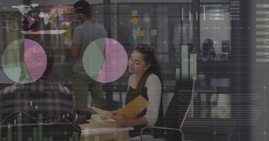 Ofiste tartışan çeşitli erkek ve kadın meslektaşlar hakkında istatistiksel veri işleme. İş analizleri ve veri teknolojisi kavramı