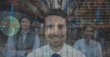 Depoda çalışan adamın istatistik ve mali veri işleme görüntüsü. Küresel gönderim ve bağlantılar konsepti dijital olarak oluşturuldu.