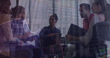 İstatistiksel veri işleme. Afrikalı Amerikalı bir kadın ofis arkadaşlarıyla tartışıyor. İş analizleri ve veri teknolojisi kavramı