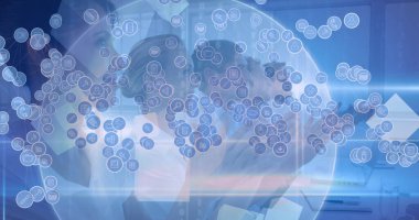 Tablet kullanan Kafkas kadın doktor üzerindeki ikonlarla olan bağlantıların görüntüsü. Tıbbi araştırma ve bilim teknolojisi kavramı.