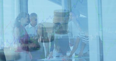 Çeşitli iş adamlarının madeni para yığınına karşı tartıştıkları mali veri işleme görüntüsü. Küresel finans ve iş teknolojisi kavramı