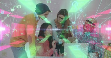 Ofiste tartışan iki farklı ofis arkadaşı grubuna karşı iki küresel dijital ikon. Küresel ağ ve iş teknolojisi kavramı