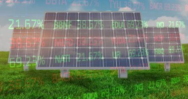 Güneş panelleri ve peyzaj üzerindeki finansal veri işleme resmi. yeşil elektrik, enerji ve güç dağılımı dijital olarak oluşturulmuş görüntü.