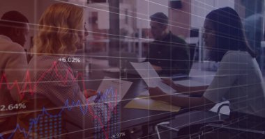 İstatistiksel veri işleme, ofiste tartışan iki farklı bayan meslektaşa karşı. İş analizleri ve veri teknolojisi kavramı