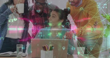 Çeşitli iş adamları grubu üzerindeki simgelerle olan bağlantı ağının görüntüsü. Küresel iş, finans, veri işleme ve dijital arayüz kavramı dijital olarak oluşturuldu.