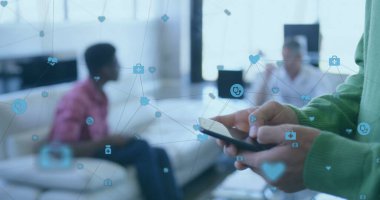 Akıllı telefon kullanan kişi üzerinden bağlantı ağının resmi. Küresel bağlantılar, veri işleme ve dijital arayüz konsepti dijital olarak oluşturulmuş resim.