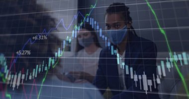 Ofiste tartışan çeşitli erkek ve kadın ofis arkadaşları hakkında mali veri işleme. İş verileri ve analitik kavramı