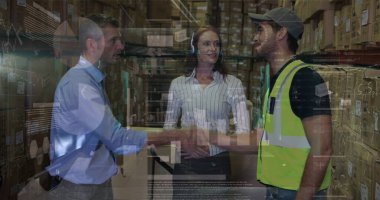 Çeşitli kadın ve erkek depo çalışanlarının grafikleri ve finansal verileri. İş, ekonomi, finans ve dağıtım hizmetleri kavramı dijital olarak oluşturulmuş imaj.