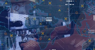 Kahve yapan baristanın üzerindeki dijital arayüz görüntüsü. Küresel bağlantılar, veri işleme ve dijital arayüz konsepti dijital olarak oluşturulmuş resim.