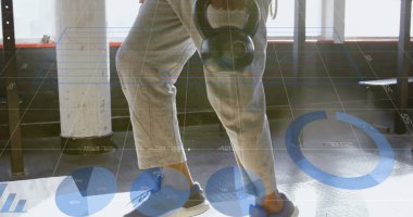 Tablet kullanarak iş adamının veri işleme görüntüsü. Küresel bağlantılar veri işleme ve dijital arayüz konsepti dijital olarak oluşturulmuş resim.