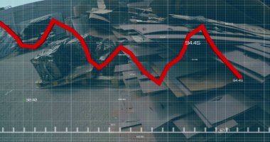 Hurda metal hurdalığına karşı ızgara ağı üzerinden istatistiksel veri işleme resmi. Küresel iş ve geri dönüşüm kavramı