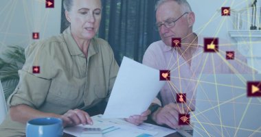 Kafkasyalı yaşlı çiftlerin sosyal medya simgeleriyle iletişim ağı görüntüsü. Sosyal medya ve iletişim konsepti dijital olarak oluşturuldu.