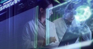 Bilgisayar sunucu odasında dizüstü bilgisayar kullanan çeşitli erkek ve kadın mühendislere karşı veri işleme. İş veri depolama teknolojisi kavramı