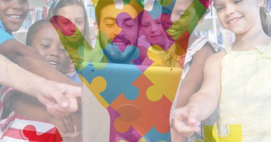 Çeşitli öğrencilerin bulmaca görüntüsü. Küresel eğitim ve dijital arayüz kavramı dijital olarak oluşturulmuş görüntü.