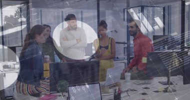 Depoda çalışanların mali veri işleme görüntüsü. Lojistik ve ulaşım sektörü kavramı.