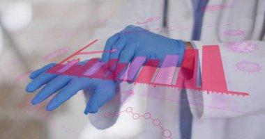 Laboratuvardaki laboratuvar önlüklü bilim adamının eldivenli ellerini dijital veri örtüsüyle kaydırmak. Tıbbi, laboratuvar, araştırma, analiz, teşhis, veri, sağlık