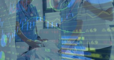 Hastalarla birlikte çeşitli doktorların veri işleme görüntüsü. Küresel tıp ve dijital arayüz kavramı dijital olarak oluşturulmuş görüntü.