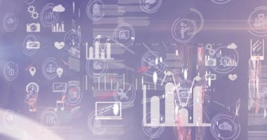 Şehir manzarası üzerindeki veri işleme ve simgelerin resmi. Dijital arayüz ve teknoloji konsepti dijital ortamda oluşturuldu.