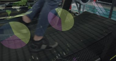 Spor salonunda koşu bandı kullanan Kafkasyalı yaşlı kadın hakkında istatistiksel veri işleme. Spor, spor ve teknoloji konsepti