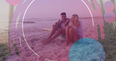 Gün batımında plajda ellerinde şişe içkiler olan mayo giymiş bir çift. Sörf tahtası ve grafik kaplamalı. Romantizm, eğlence, rahatlama, günbatımı, yaz, estetik, dinginlik