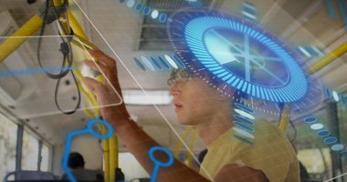 Sarı tişörtlü sürükleyici erkek holografik veri gösterisiyle şehir otobüsünün tepesine ulaşıyor. Gelecek, ulaşım, teknoloji, şehir, banliyö, yenilik, dijital