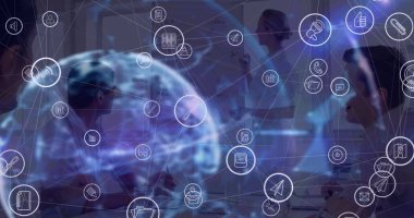 İş kadınının ofisindeki toplantı odasında sunum yapması üzerine dijital simgeler ağı. Küresel ağ ve iş teknolojisi kavramı