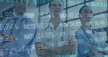 Değişik sağlık çalışanlarından oluşan bir ekibin borsada veri işleme görüntüsü. Küresel ekonomi ve sağlık konsepti