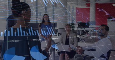 İstatistiksel veri işleme, ofisinde sunum yapan Afrikalı Amerikalı kadın aleyhinde. İş analizleri ve veri teknolojisi kavramı