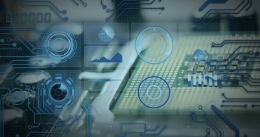 Bir sunucuya yakın olan veri işleme ve mikroişlemci bağlantılarıyla dijital arayüz. Bilgisayar arayüzü ve iş teknolojisi kavramı