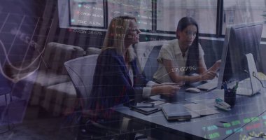 İstatistiksel veri işleme, ofiste tartışan iki farklı bayan meslektaşa karşı. İş analizleri ve veri teknolojisi kavramı