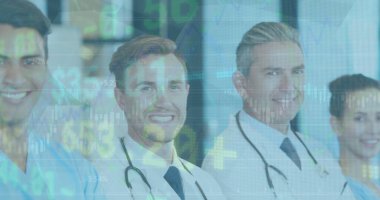 Çeşitli doktorların gülümsemesi üzerine veri işleme görüntüsü. Küresel tıp ve dijital arayüz kavramı dijital olarak oluşturulmuş görüntü.