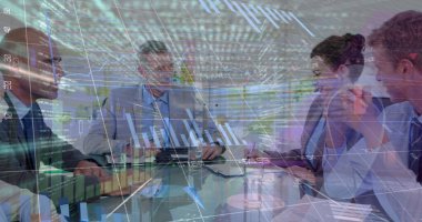 Toplantıda farklı iş adamlarının veri işleme görüntüsü. küresel iş ve dijital arayüz kavramı dijital olarak oluşturulmuş görüntü.
