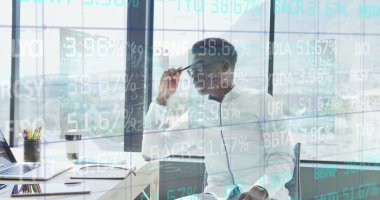 Afro-Amerikan iş adamının ofisindeki veri işleme görüntüsü. Küresel iş ve dijital arayüz kavramı dijital olarak oluşturulmuş görüntü.