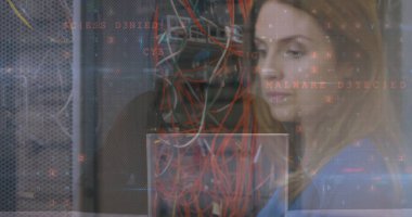 Spor salonundaki kadın boksunun veri işleme görüntüsü. Bağlantı teknolojisi ve dijital arayüz konsepti dijital olarak oluşturuldu.