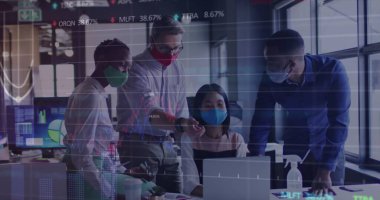 Ofiste tartışan yüz maskeleri takan çeşitli ofis arkadaşlarının borsa verilerini işleme koyun. İş verileri ve analitik kavramı