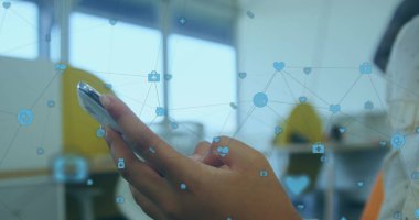 Akıllı telefon kullanan kişi üzerinden bağlantı ağının resmi. Küresel bağlantılar, veri işleme ve dijital arayüz konsepti dijital olarak oluşturulmuş resim.